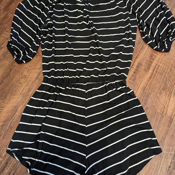 Romper B &W with pockets! - Picture 2 of 3